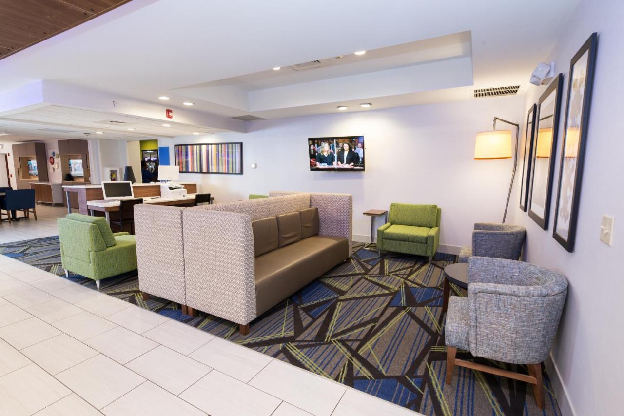 Holiday Inn Express Hotel & Suites Clinton By Ihg Exterior photo