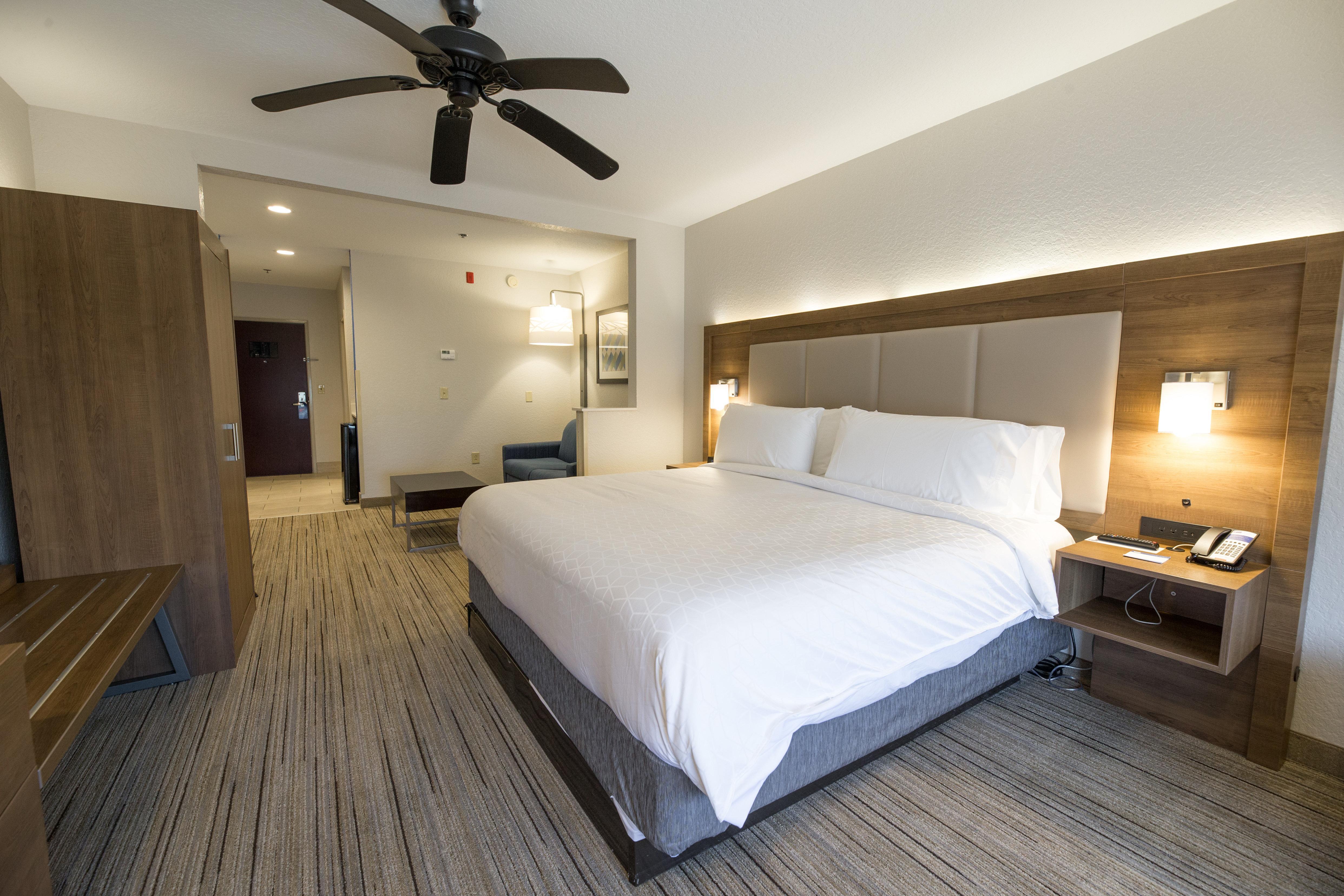 Holiday Inn Express Hotel & Suites Clinton By Ihg Exterior photo