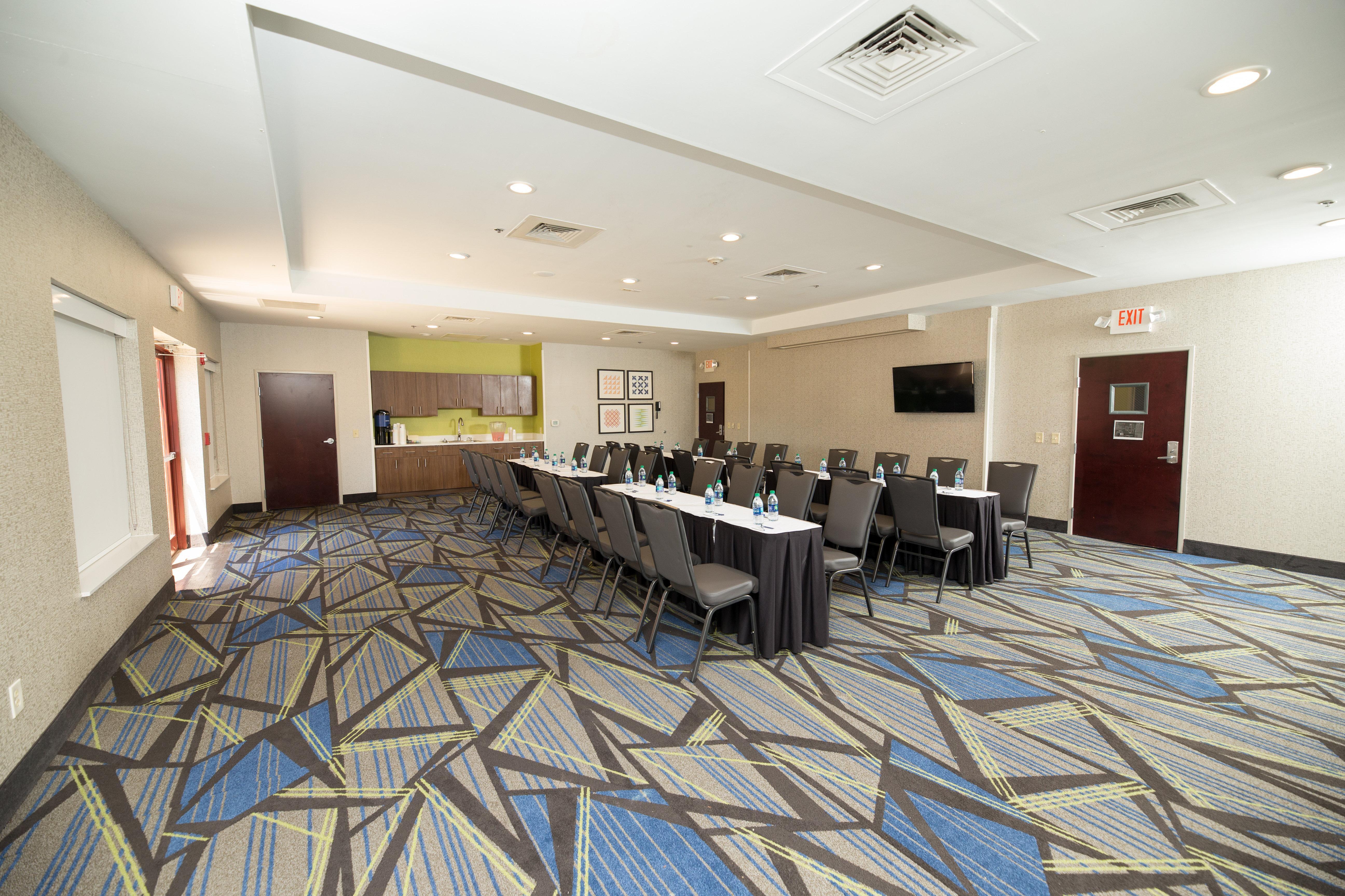 Holiday Inn Express Hotel & Suites Clinton By Ihg Exterior photo