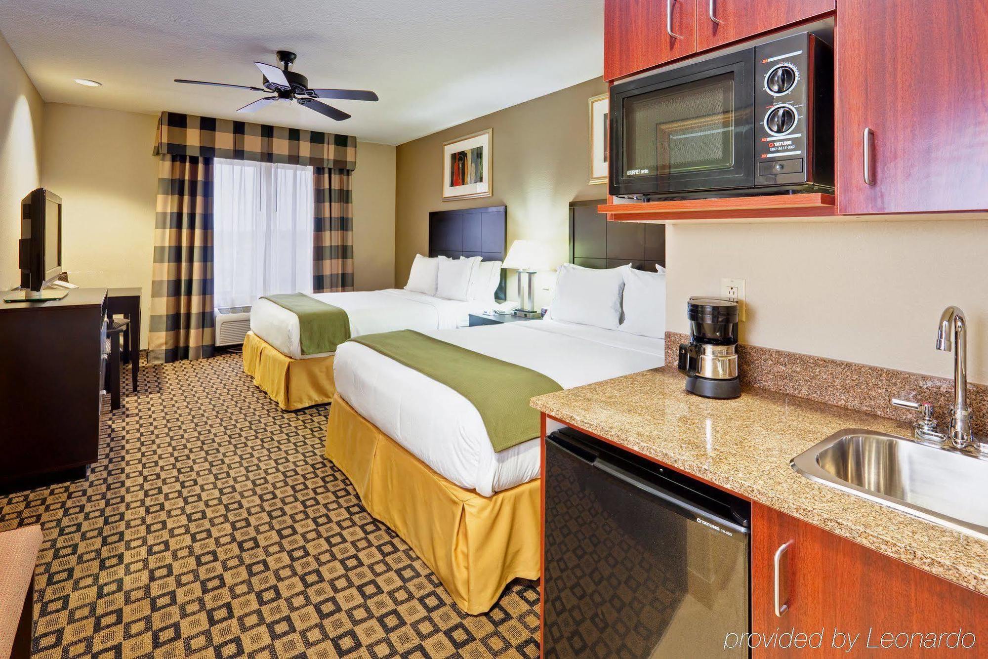 Holiday Inn Express Hotel & Suites Clinton By Ihg Room photo