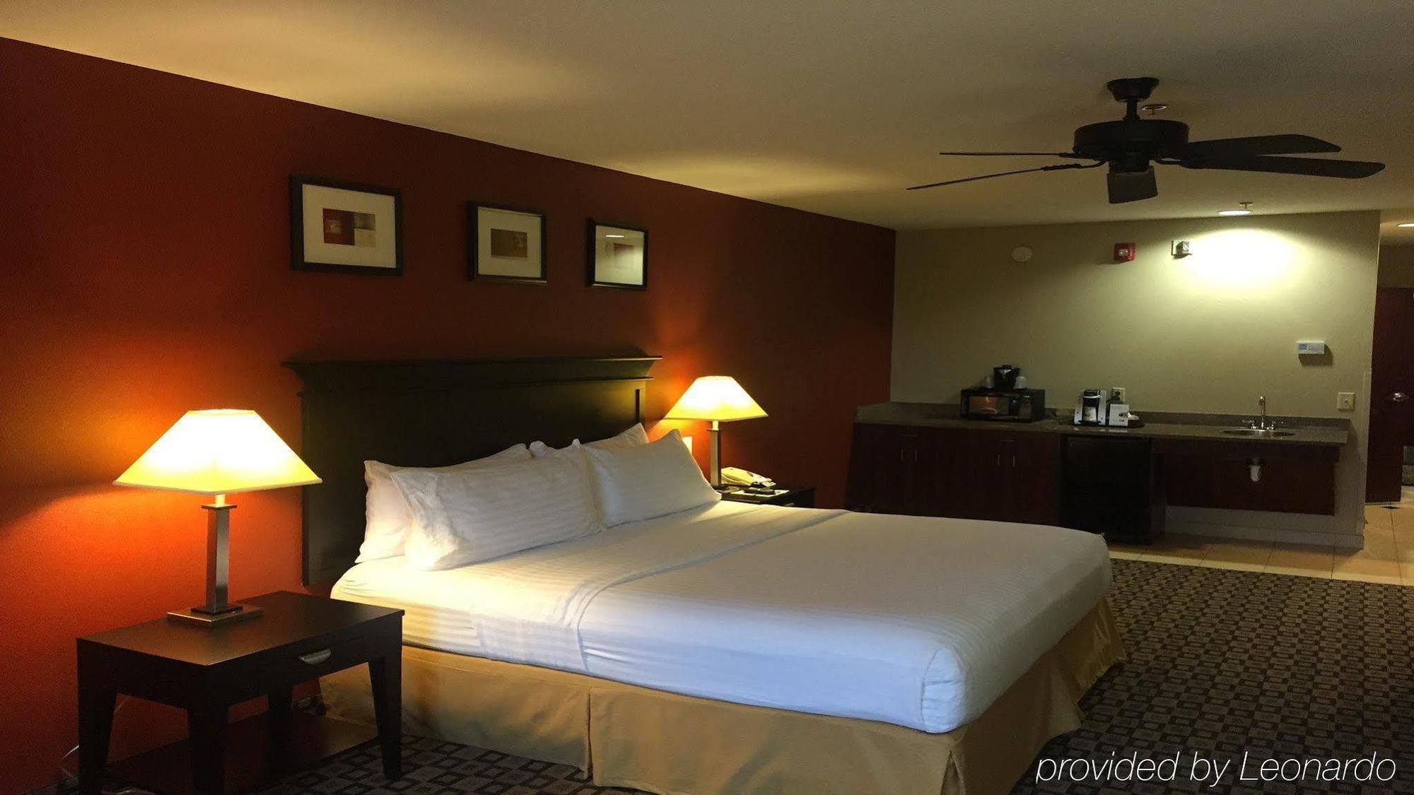 Holiday Inn Express Hotel & Suites Clinton By Ihg Exterior photo