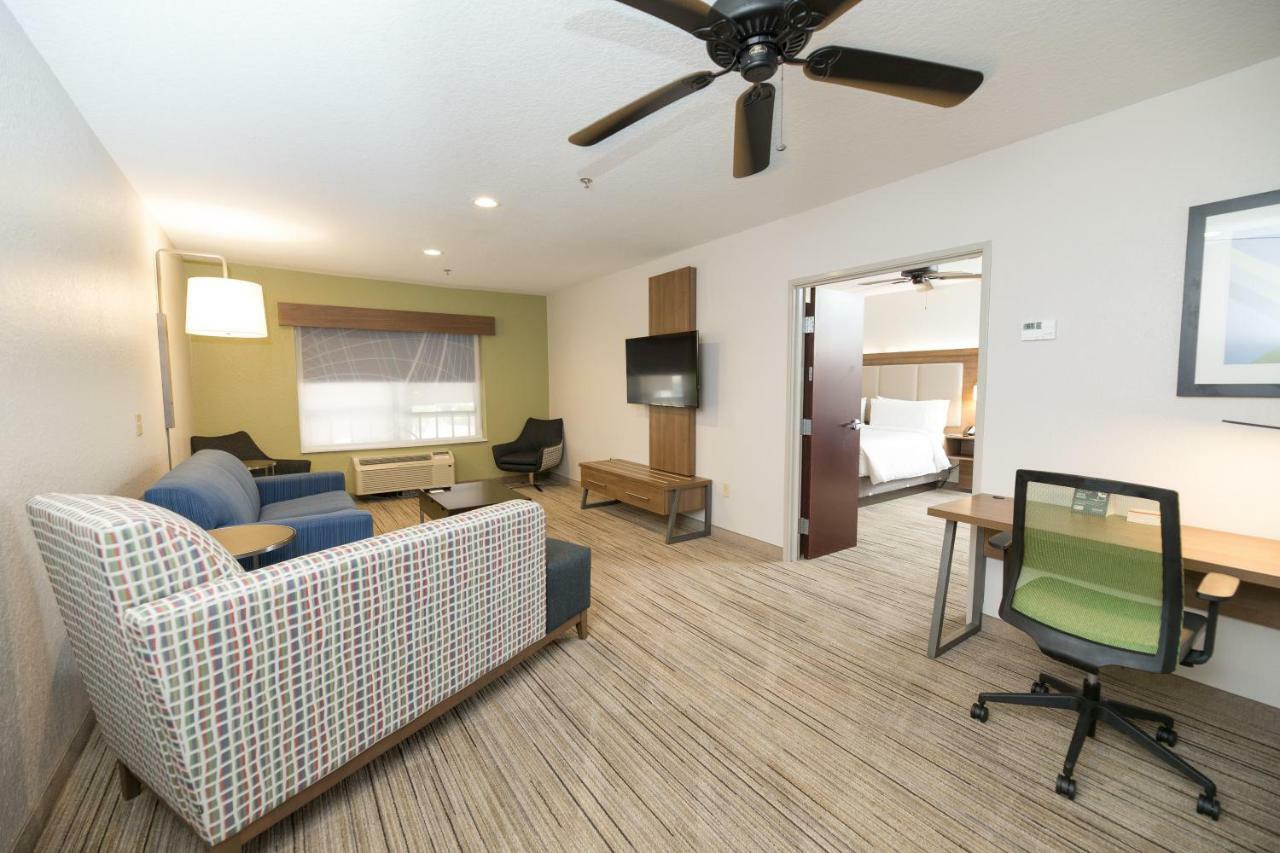 Holiday Inn Express Hotel & Suites Clinton By Ihg Exterior photo